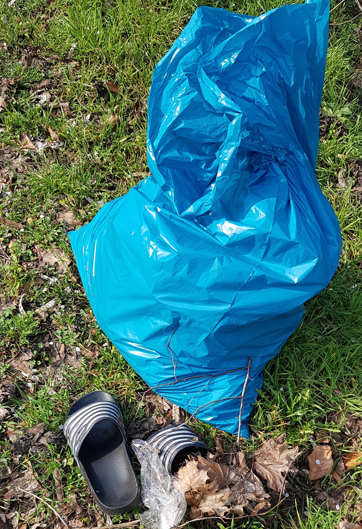 Mllsack mit Badelatschen
